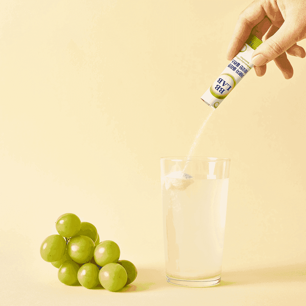 Pouring BB Lab collagen biotin into water